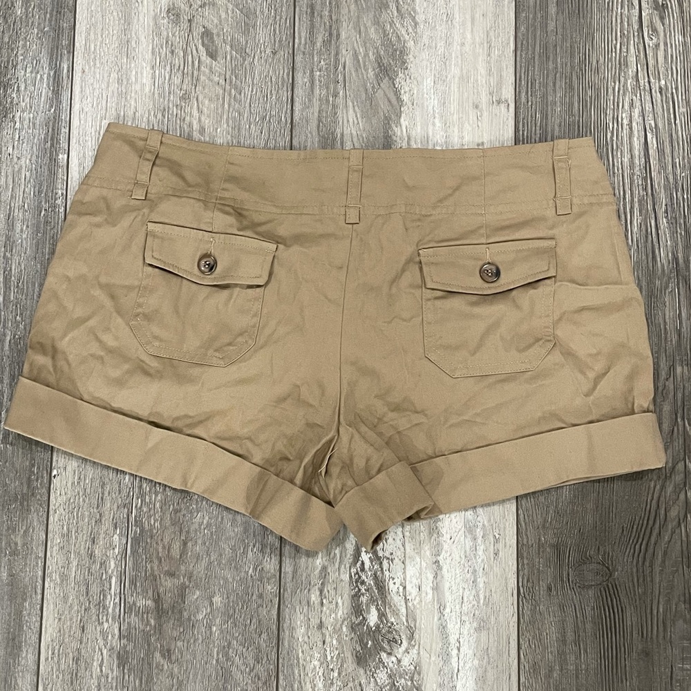 Khaki cargo shorts with tags with blue and white lining inside band - Picture 2 of 3